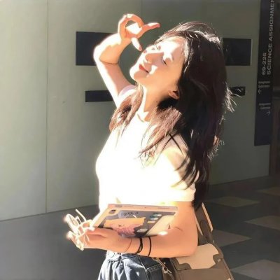 戴流苏耳环的少女
